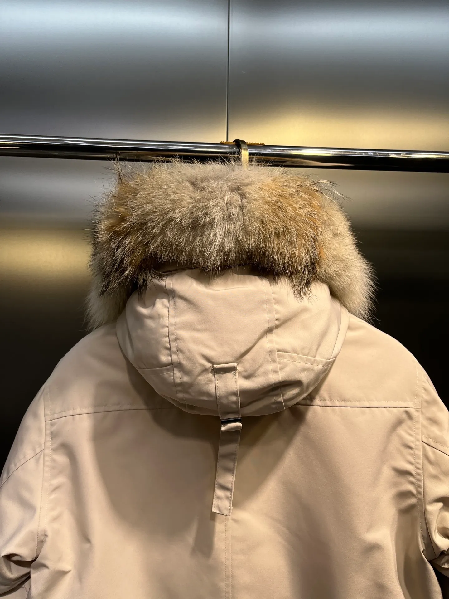 P860 Canada Goose model 06, the same model as the famous star, men's and women's models, with cold-proof flannel on the collar, close to the head and neck, comfortable and warm! The fabric is made of high-density nano-level waterproof fabric, which is windproof and wear-resistant and has a certain thickness! Seamless threaded cuffs! Avoid hard knots! It doesn’t matter how low the temperature is this winter, one piece is enough. I’ll give you the wind and temperature! Contains pure duck down, sufficient quantity, unique fashion design + waterproof craft fabric + big brand YKK double zipper pullers, real photos, upright style quality, regardless of the external standard and the internal content, you can feel free to compare it with the softer, easier to wrinkle and lighter version on the market!  size：s-xxl
